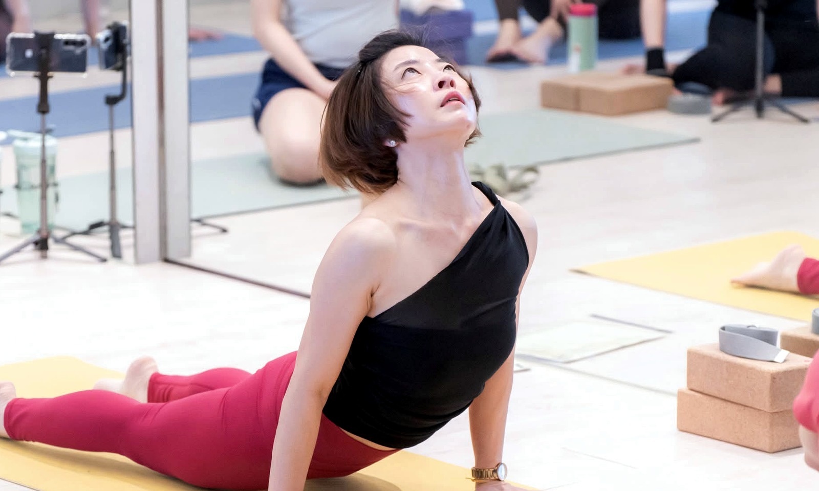 沛心老師示範上肢與肩帶體式